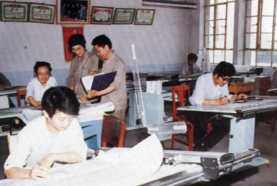 从1984年第一季度到抓治理上挂号周全提高企业素质验收前，，接纳分线检查、总结效果、找出差别、提出步伐、限期整改的要领，，使各项事情在整理中牢靠提高，，在牢靠提高中举行再整理，，再提高。。
