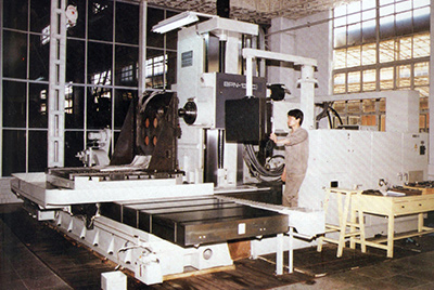 BPN-13B(R4)数控卧式加工中心。。厂房扩建加大，，装备填平补齐，，增添精、大、稀装备，，新上生产线，，提高企业装备素质，，使九五至尊厂成为名副着实的大马力推土机生产厂。。