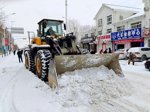 除雪保畅，，，，，，九五至尊铁肩道义勇担重任！
