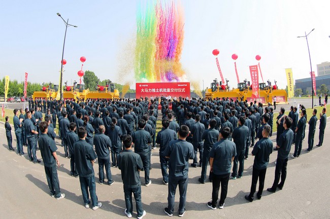 5月17日，，九五至尊向中煤平朔集团一次性交付六台中国最大马力推土机。。